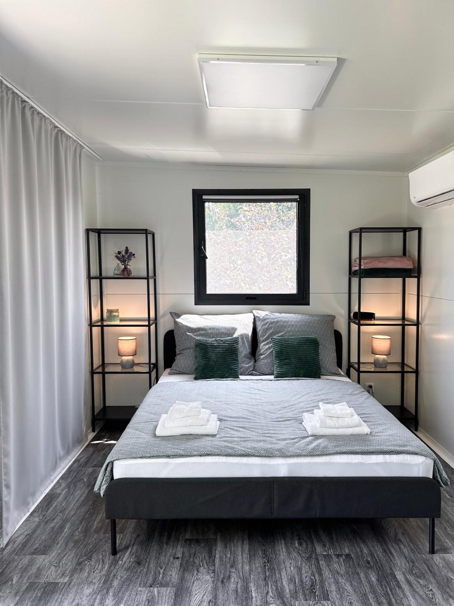 Tiny House Mezi Sklepy Apartment Kobyli ภายนอก รูปภาพ