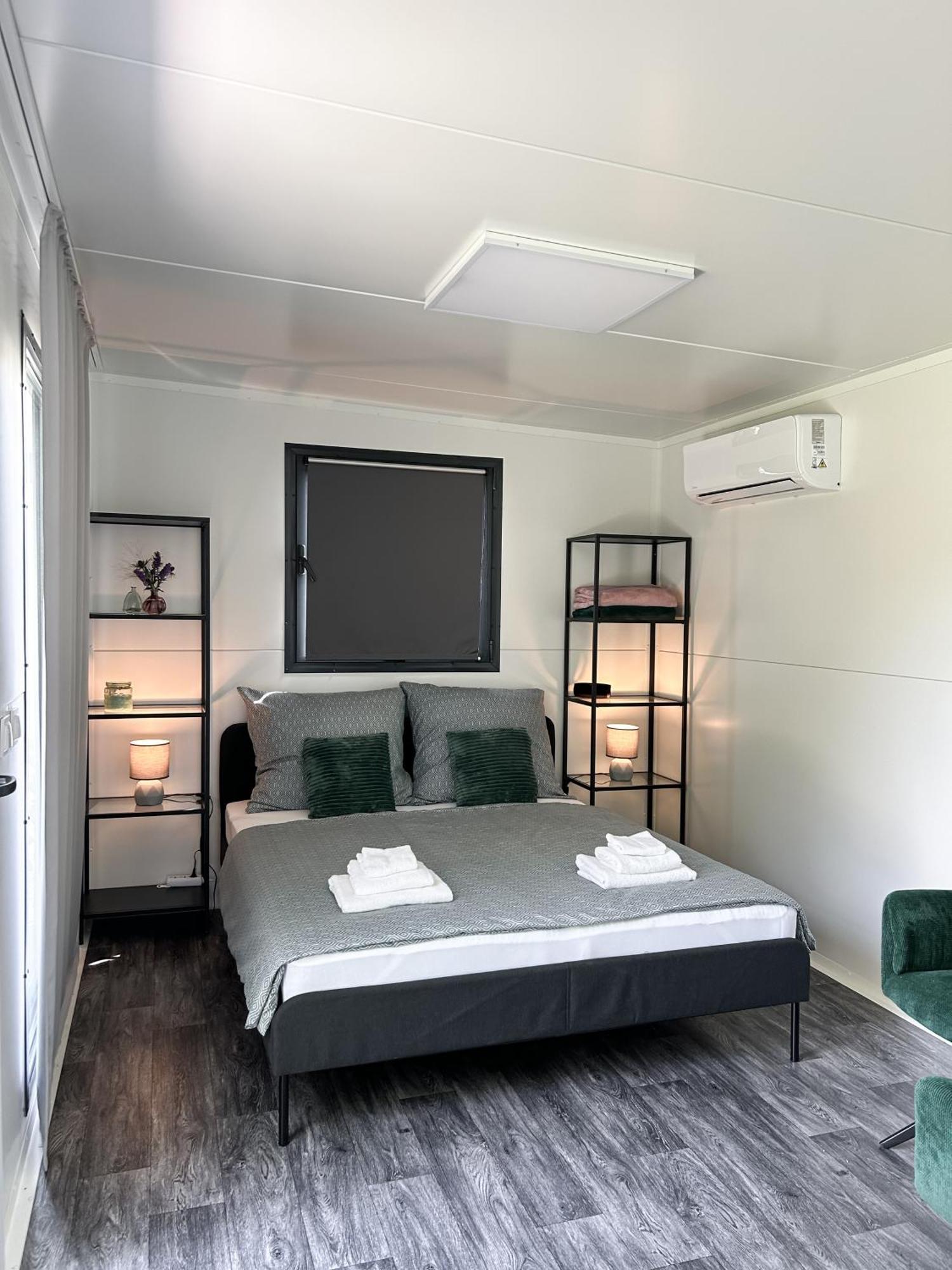 Tiny House Mezi Sklepy Apartment Kobyli ภายนอก รูปภาพ