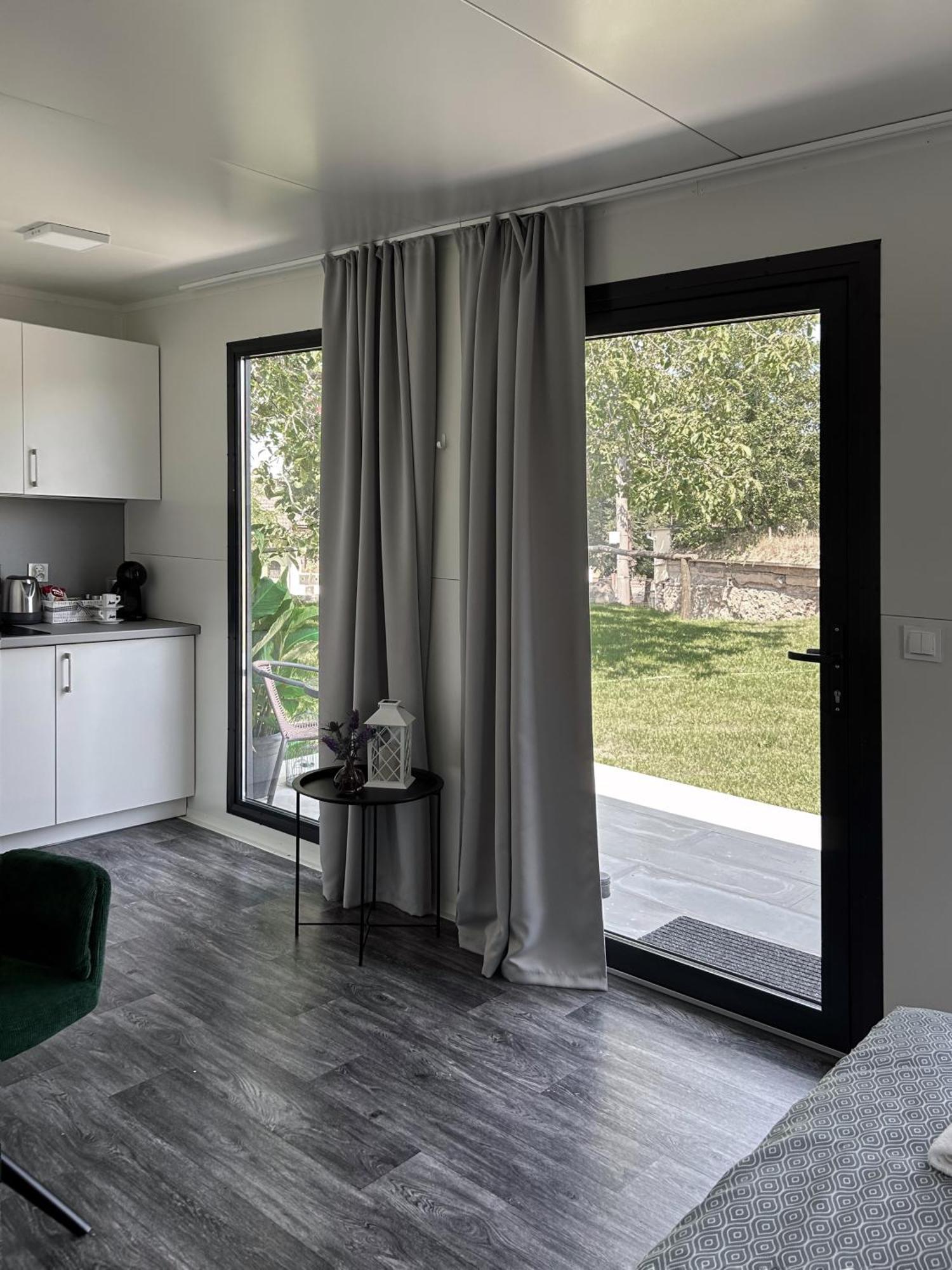 Tiny House Mezi Sklepy Apartment Kobyli ภายนอก รูปภาพ