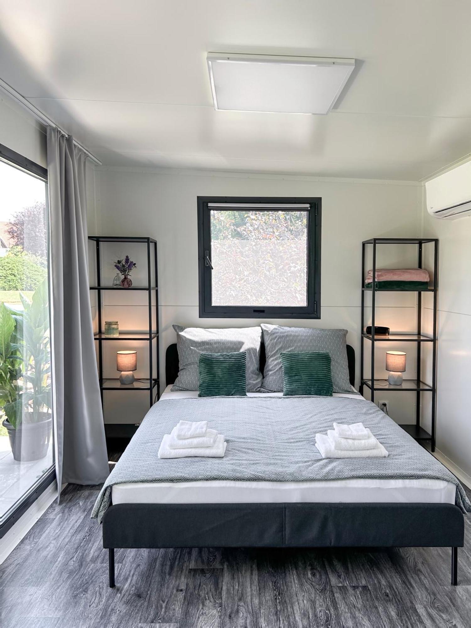 Tiny House Mezi Sklepy Apartment Kobyli ภายนอก รูปภาพ