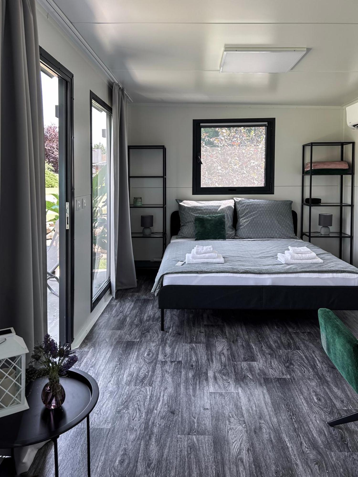 Tiny House Mezi Sklepy Apartment Kobyli ภายนอก รูปภาพ