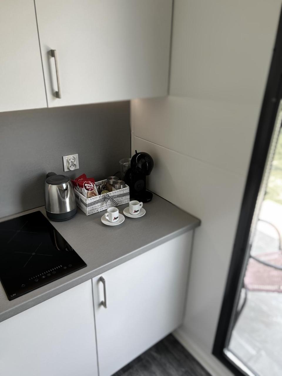 Tiny House Mezi Sklepy Apartment Kobyli ภายนอก รูปภาพ