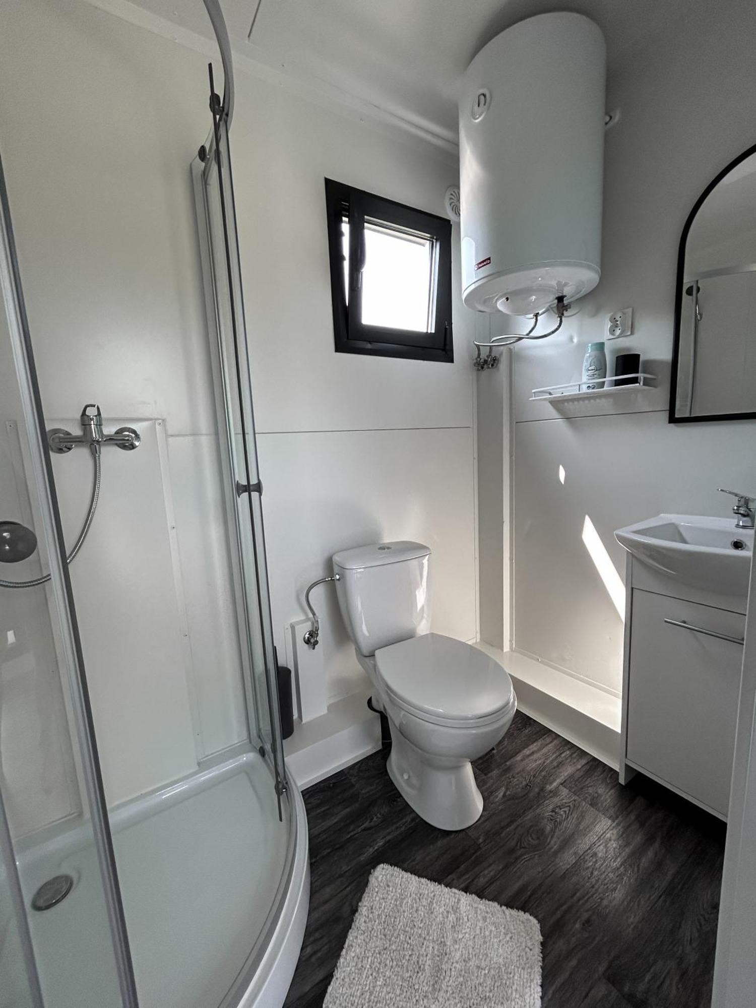 Tiny House Mezi Sklepy Apartment Kobyli ภายนอก รูปภาพ