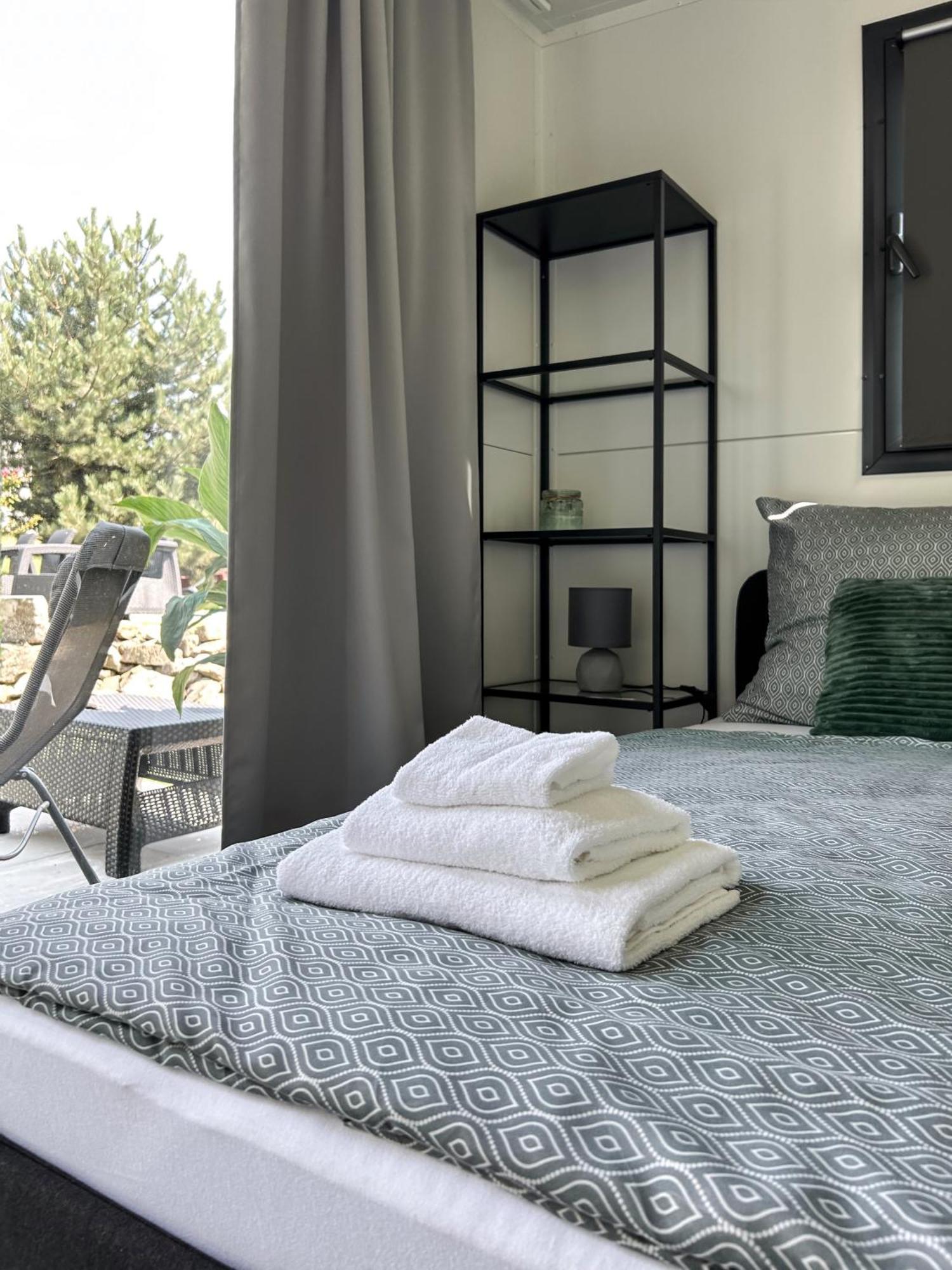 Tiny House Mezi Sklepy Apartment Kobyli ภายนอก รูปภาพ
