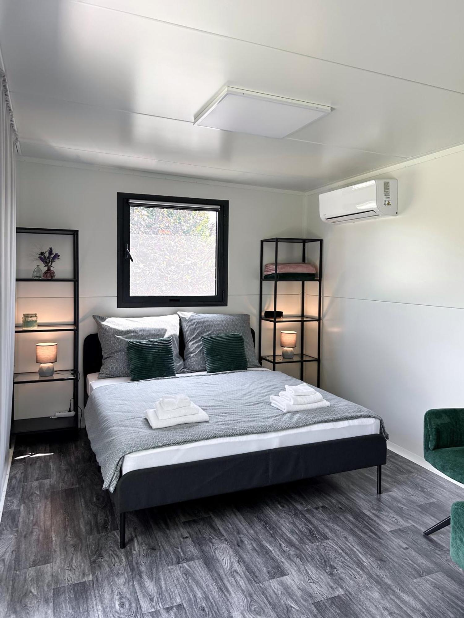 Tiny House Mezi Sklepy Apartment Kobyli ภายนอก รูปภาพ