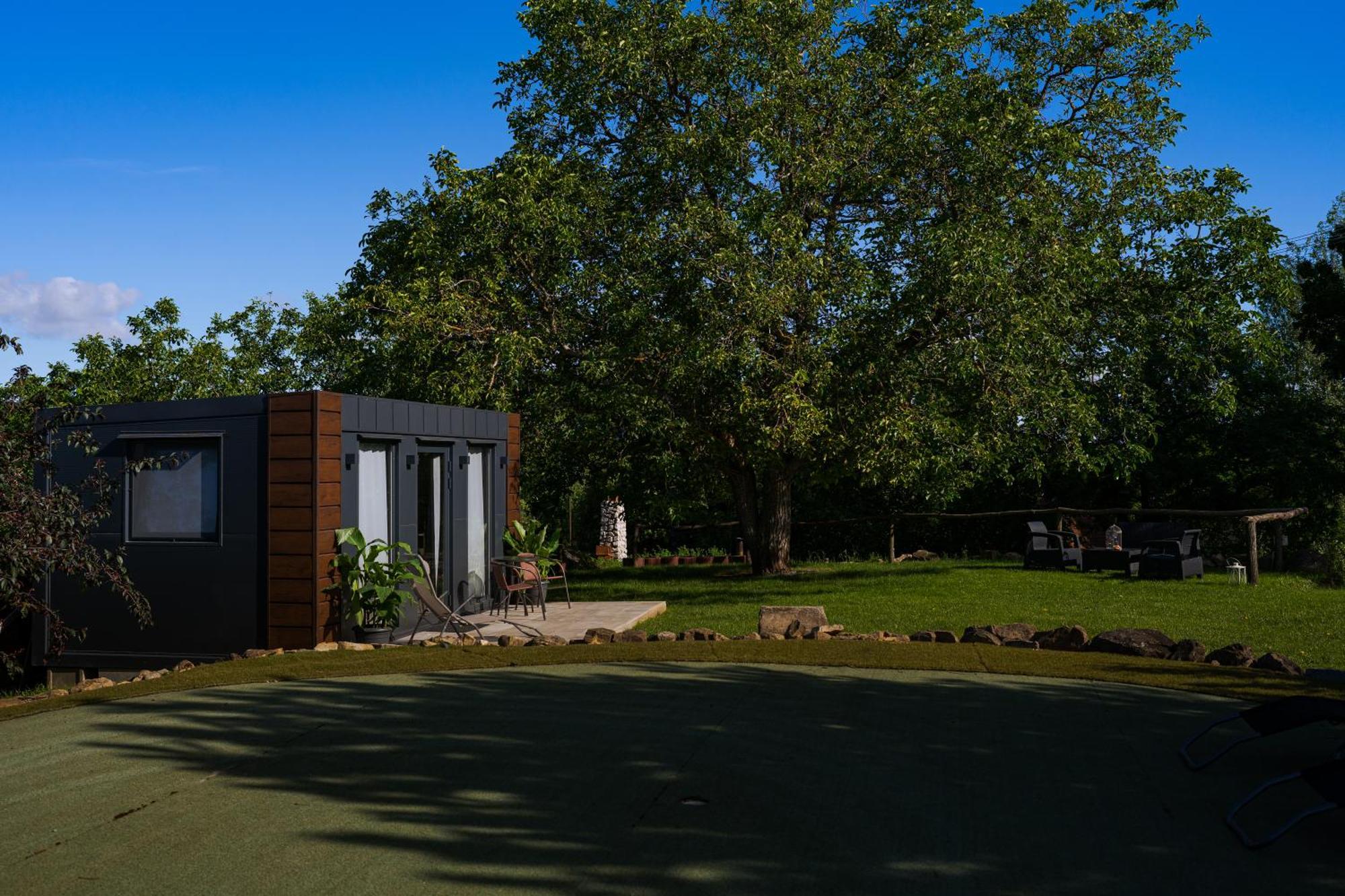 Tiny House Mezi Sklepy Apartment Kobyli ภายนอก รูปภาพ
